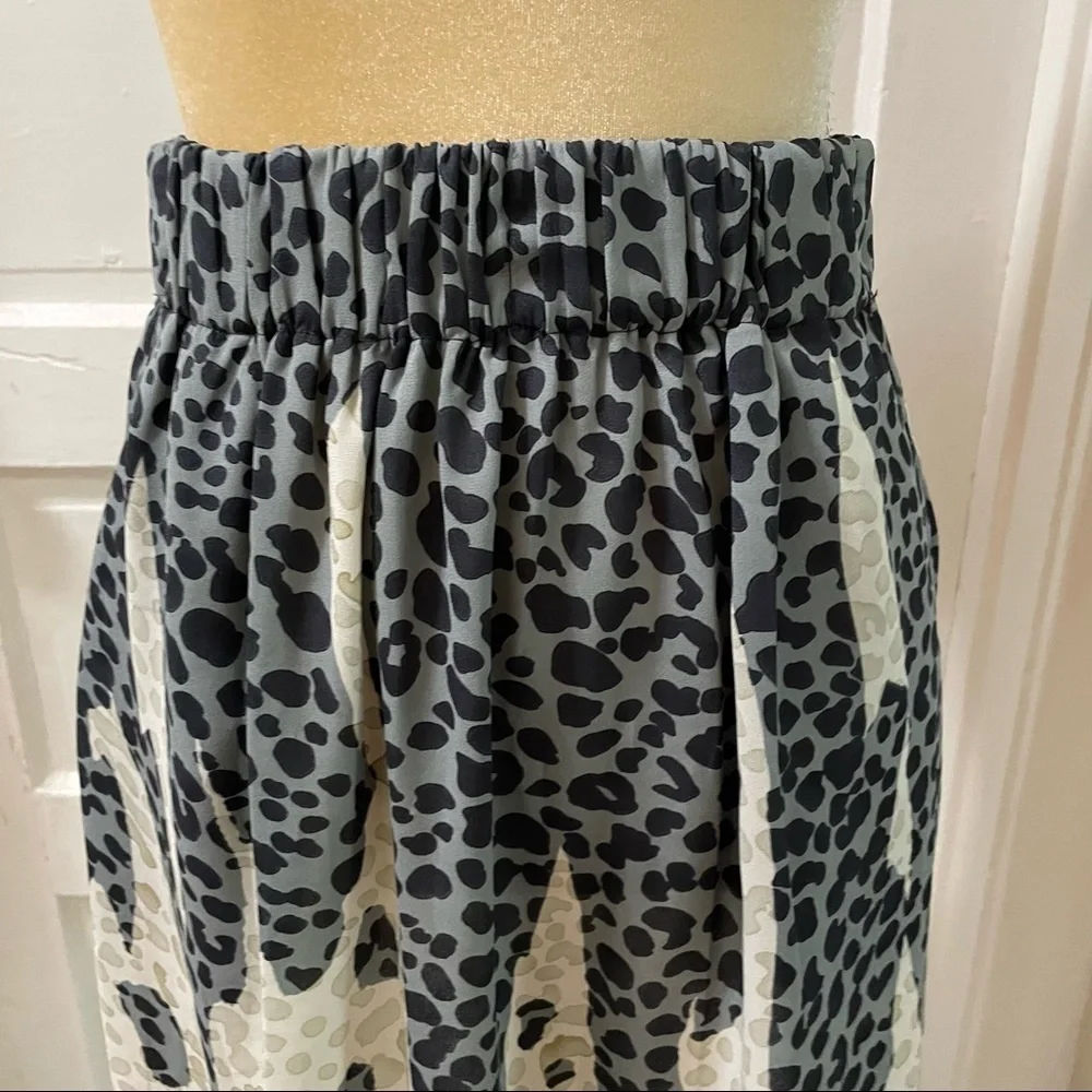 CAbi Skin Print Bella Skirt Style 401 Size‎ Small Animal Print Cream Gray